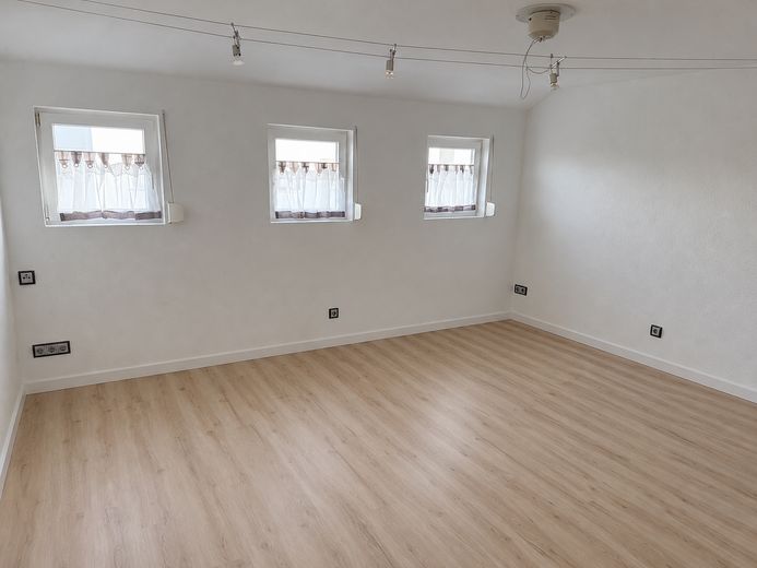 Frisch renovierte 3 Zimmer Wohnung Dachgeschoss nahe Stadtpark zur Erholung für Familen und Paare – Zimmer 11