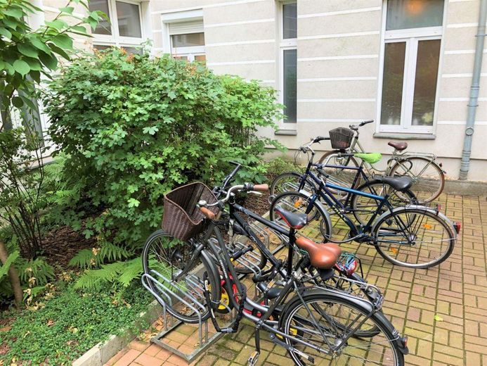 Provisionsfrei: 111 m² Altbau-Kapitalanlage mit 2 Südbalkonen, Helmholtz-Kiez Prenzlauer Berg – Fahrradständer