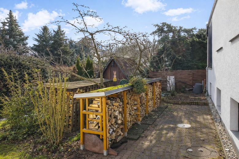 Seltene Gelegenheit in Dölau - Eigentumswohnung im Zweifamilienhaus mit eigenem Garten, Pool und Garagen – Garten