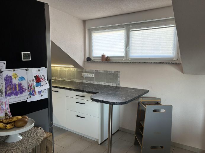 Hoogwaardig gemoderniseerd 3-kamerappartement op de bovenste verdieping met balkon, garage & parkeerplaats – Küchenzeile / Gaube