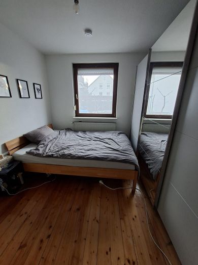 Partially renovated 6-room semi-detached house – Schlafzimmer Wohnung UG