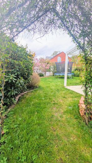 Family Happiness in the Countryside – Blick in den Garten