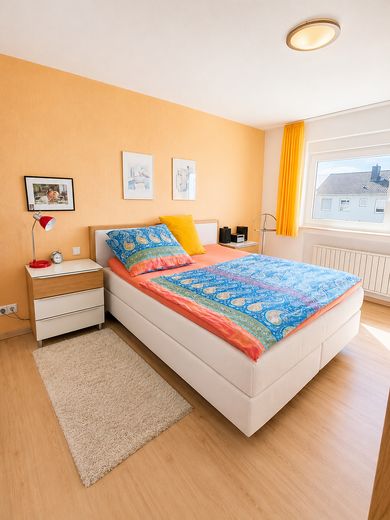 Modernisiertes Familienhaus mit Sonnengarten, Garage & Ausbaureserve – Schlafzimmer
