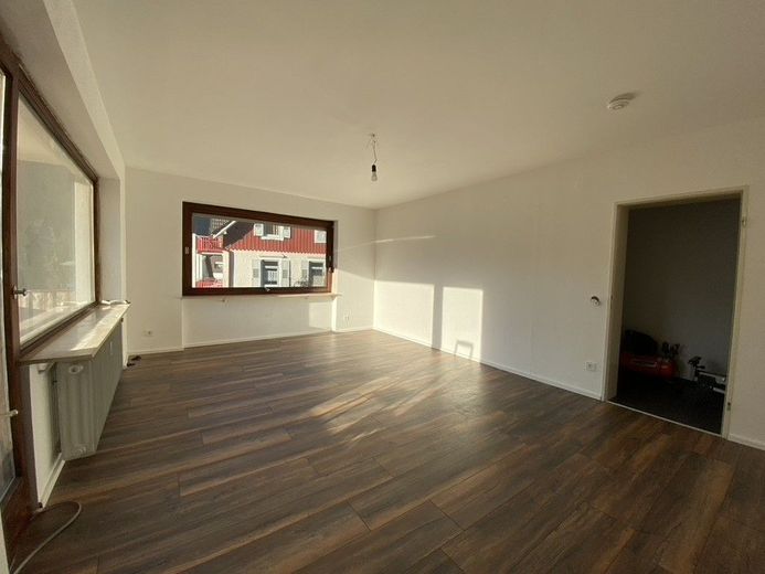 Ruhige Renovierte 2 Zimmer Wohnung – Wohnzimmer