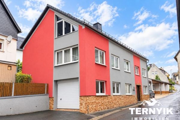 Da edificio commerciale ad abitazione? Interessante immobile con progetto per 2 appartamenti. Investimento!