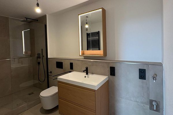 Première occupation après rénovation complète : appartement lumineux de 3,5 pièces avec 2 balcons, cuisine équipée et garage en sous-sol