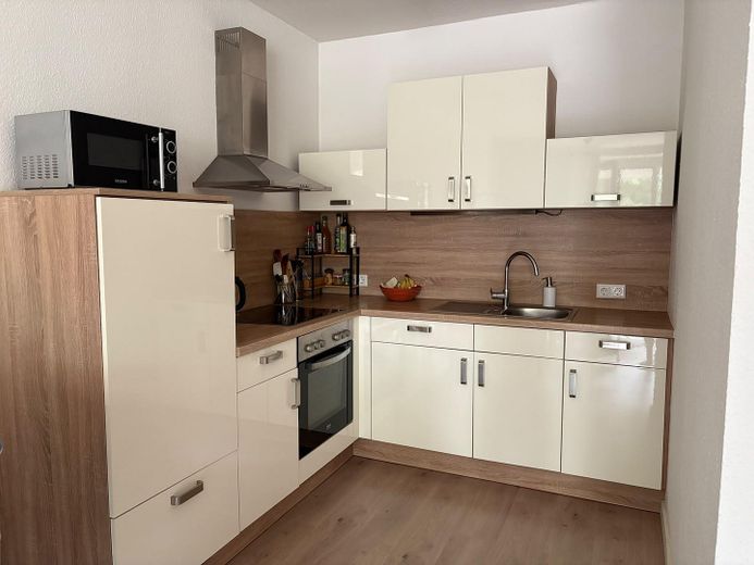 Helle 1-Zimmer-Wohnung mit großem Balkon, Einbauküche & Stellplatz in zentraler Lage – Küche