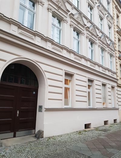 Berlin-Weißensee'de hemen taşınılabilir yenilenmiş daire 2 oda / 67 m2 – Haus Vorderseite