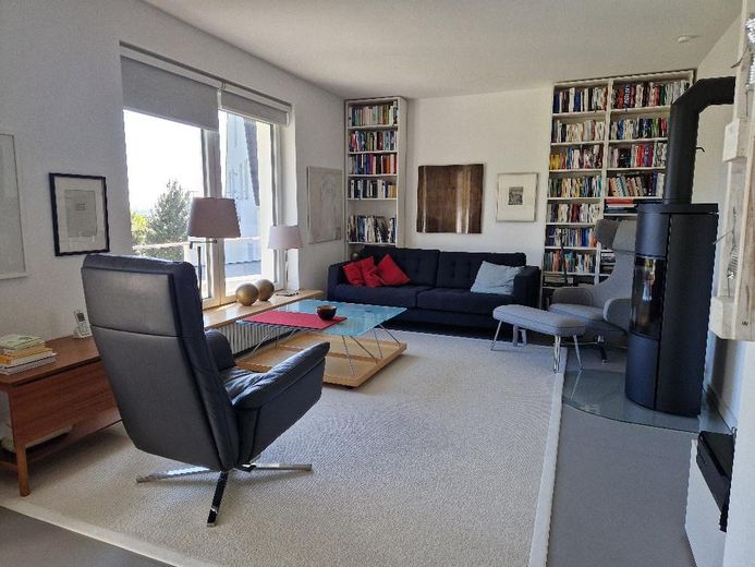 Nachhaltig und modern wohnen – einfach Einziehen. Weitblick am Südhang – Wohnzimmer