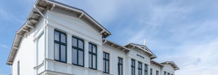 Kleine Küstenkoje mit Terrasse.