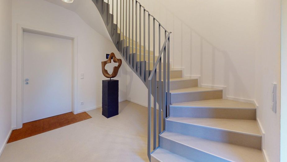 Vistas despejadas de 180° al Spree y vistas a zonas verdes - ático tipo maisonette en casa de tres viviendas – EG - gemeinsames Treppenhaus