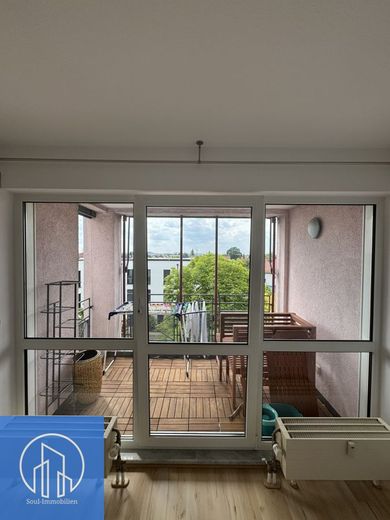 Familienfreundliche 3,5-Zimmer-Wohnung mit West-Loggia, EBK &amp; Tiefgaragenstellplatz – Wohnzimmer Loggia
