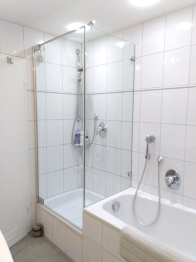 PF-Friedenstraße: curato appartamento di 3,5 locali con balcone, tranquilla posizione nel verde - SENZA PROVVIGIONE – modernes Dusch- und Wannenbad