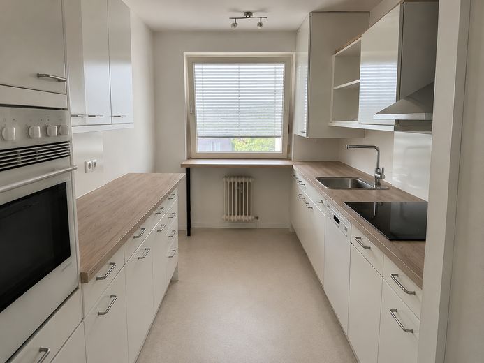Spacious 3.5-room apartment with balcony & fitted kitchen, good transport connections in Bissingen – Küche