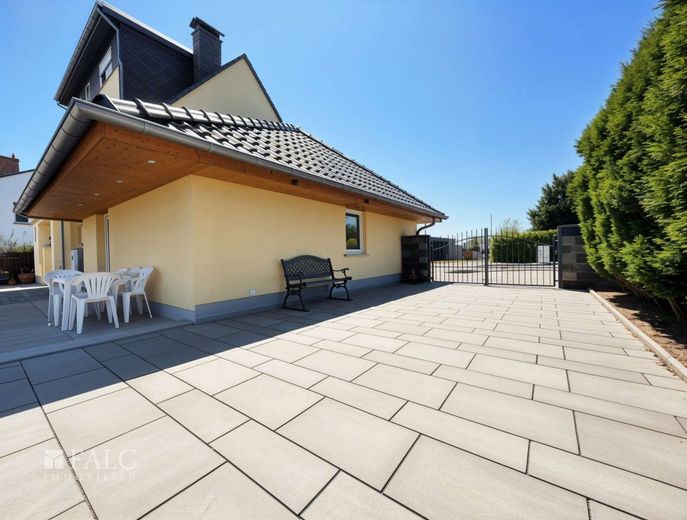 Einfamilienhaus auf 927 m² Grundstück - modernisiert, energieeffizient und familienfreundlich – Außenansicht/Einfahrt