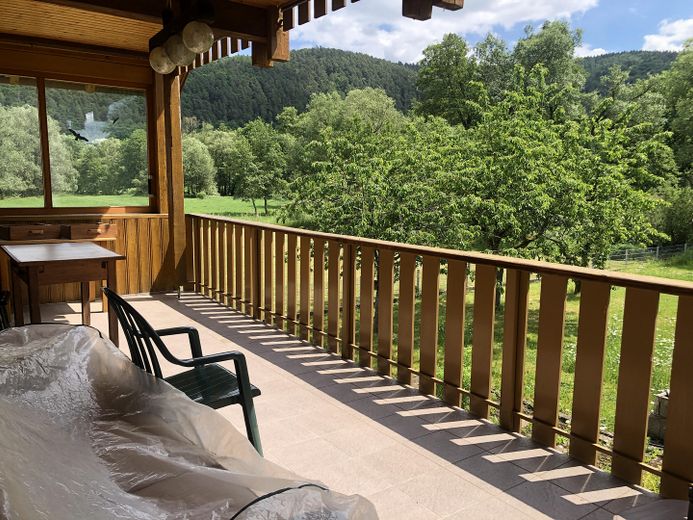 Einfamilienhaus mit Garten und eigenem Bachzugang !! – Balkon im EG