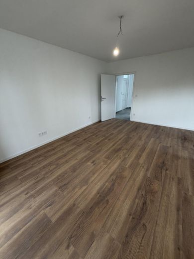 Top Kernsanierte 3-Zi.-Wohnung | Erstbezug | Aufzug | Garage – Wohnzimmer
