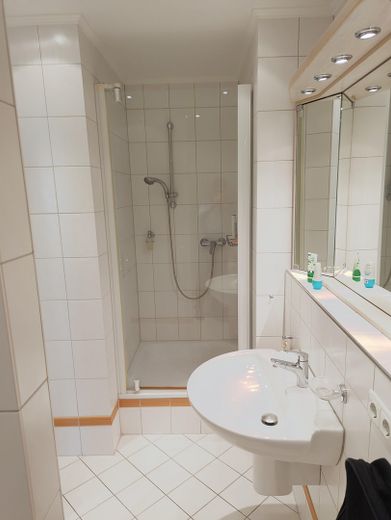 Aktuell ist die Wohnung reserviert !!! – Bad im 1.OG