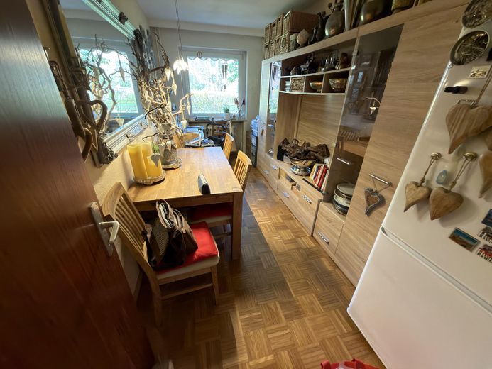 Grünes Bahrenfeld: appartamento libero di 3 locali con terrazza, aiuola e garage sotterraneo – kleines Zimmer