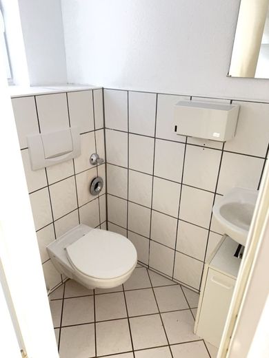 Kleine Ladenfläche in hochfrequenter Lauflage von Wiesbaden-Biebrich – Toilette