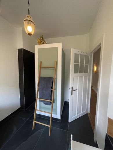 Großzügiges Familienhaus am Stadtpark – Badezimmer - Walkin Dusche