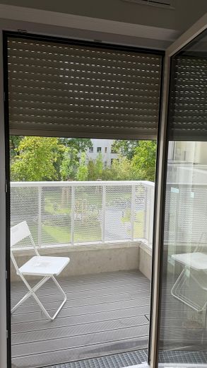 Neubau! 1-Zimmer möbliert mit EBK + Balkon + Abstellkammer + Waschmaschinenanschluss in Adlershof! – Balkon
