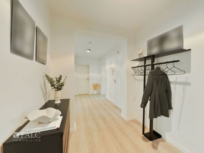 Einziehen und wohlfühlen: Stilvoll sanierte 3-Zimmer-Wohnung mit Designküche – Flur
