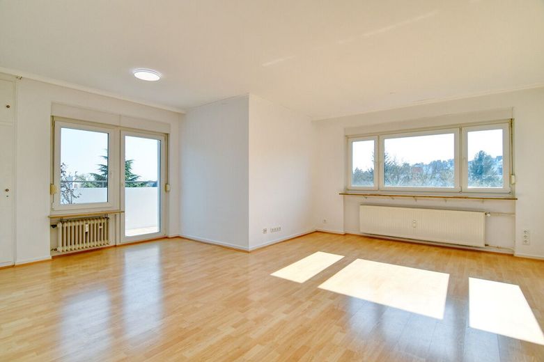 Top geschnittene 4 Zi Whg mit Lift nahe dem Kurpark – Wohnzimmer aktuell