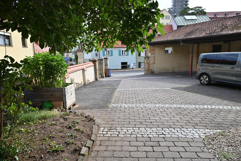 Apartamento de 1 habitación entre Altenburg y la catedral de Bamberg (disponible para entrar a vivir) – Hofeinfahrt mit Stellplätzen