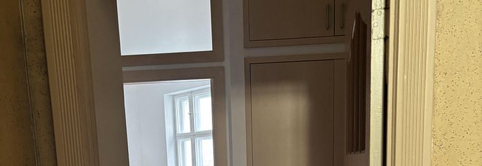 Volledig gerenoveerd Berlijns oud gebouw met massief houten parket – rustige 1-kamerwoning in het tuinhuis – Eingang
