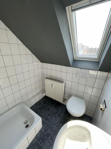 Zentrale provisionsfreie Wohnung in Neu-Ulm, perfekt für eine WG – Bad oben
