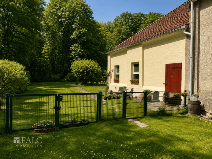 ***Doppelhaushälfte mit Halle und großem Grundstück in Traumlage am Sievertsee*** – Seiteneingang
