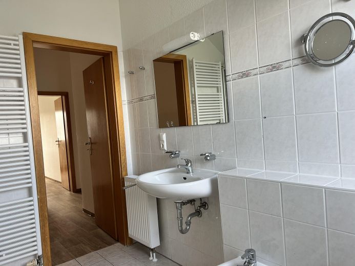 🌿 Renovierte Doppelhaushälfte mit grossem Garten und Garage in Linthe bei Berlin/ Potsdam – Bad oben 
