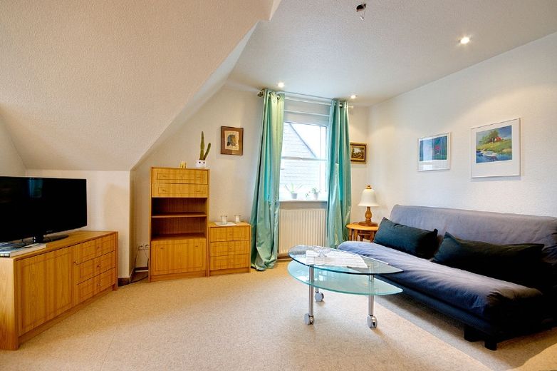 Ruhig gelegene Wohnung mit Dachterrasse und großem Wohnraum im Zweifamilienhaus – 3349320d7ee6223a55ce189df0f845cd21b0ead8.jpg