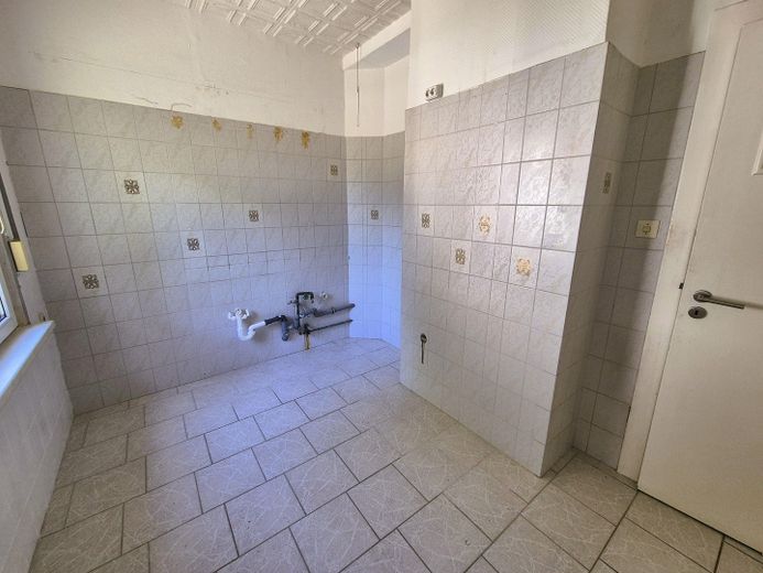 Großes Grundstück im Grünen mit Haus, Garage, Carport, Stellplätze – Küche