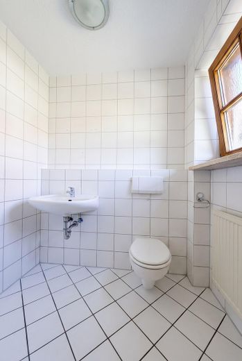 Casa adosada de 6 habitaciones con jardín, balcón orientado al sur y garaje en Germaringen – Gäste-WC