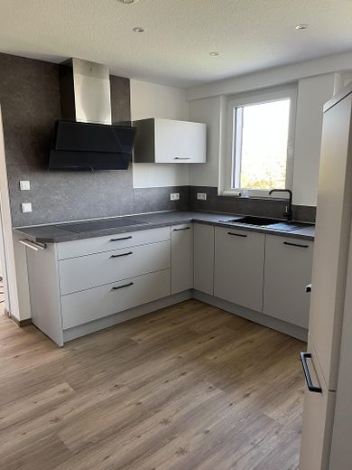 5 Zimmer Masionette-Wohnung, 117qm auf zwei Ebenen mit Balkon und neuwertiger EBK – Küche
