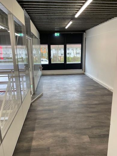 ~250 m² Verkaufs-/Showroomfläche plus Service- & Hallenflächen – flexibel bis 800 m² – Empore vorne