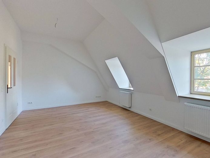 Traumhafte 3-Zi.-Dachgeschosswohnung in historischem Ambiente am Schloss – Ansicht I: Wohn- und Esszimmer