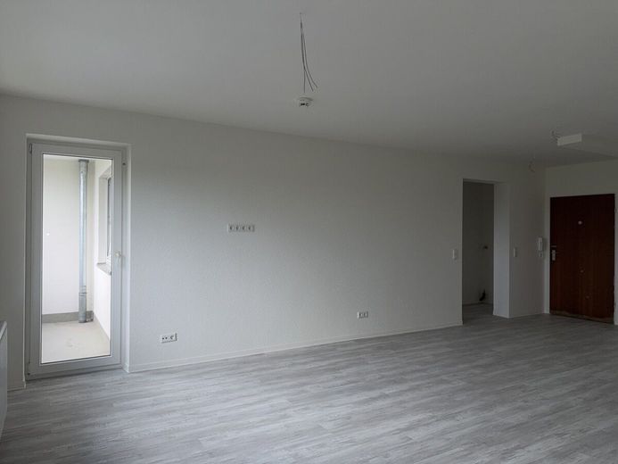 * Erstbezug nach Sanierung, 2 Zimmer Wohnung im 3. OG zu vermieten !!!* – Wohnzimmer zum Balkon