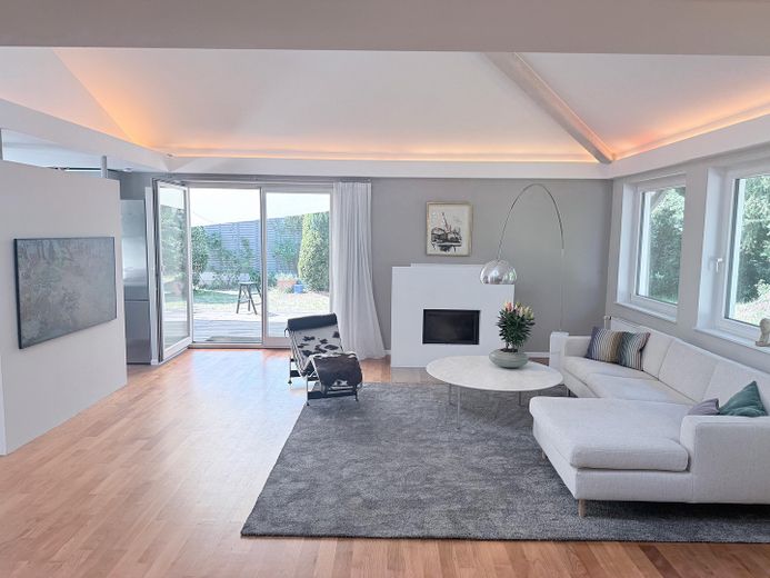 Exklusive möblierte Doppelhaushälfte mit 175 m², großem Privatgarten und Loftcharakter in Gräfelfing – Wohnzimmer