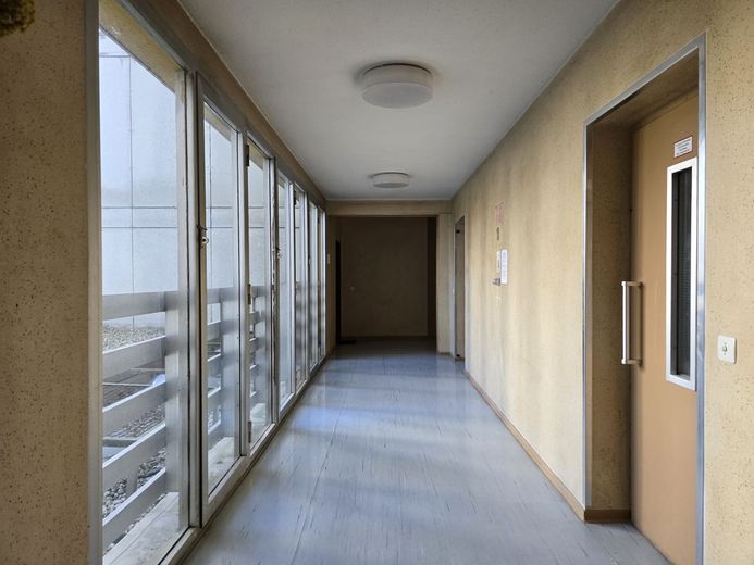 MZ-Oberstadt: Ruhige, sanierte, gut geschnittene 3 Zimmerwohnung, 1. OG, gepflegte Wohneinheit. – Treppenhaus