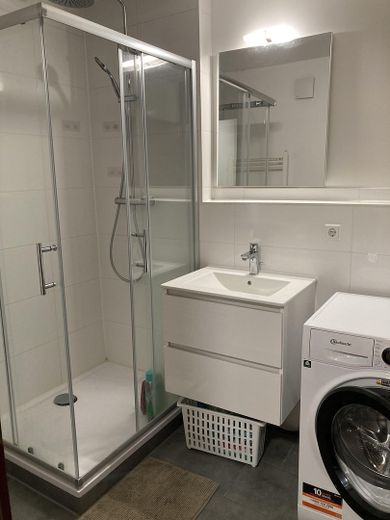Möblierte 73m² Wohnung mit Balkon und Tiefgarage in ruhiger, zentraler Lage für Familien & Pendler – Foto 2