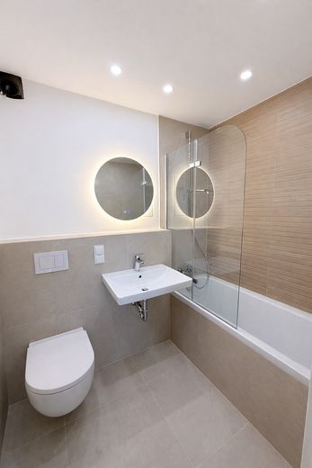 Kernsanierte 3-Zimmer-Wohnung mit moderner Einbauküche in zentraler Lage – Badezimmer mit Badewanne 
