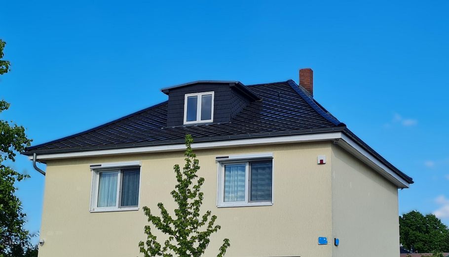 Berliner Speckgürtel: Großzügiges Anwesen für Wohnen, Arbeiten und mehrere Generationen – Hausansicht von vorne Straße