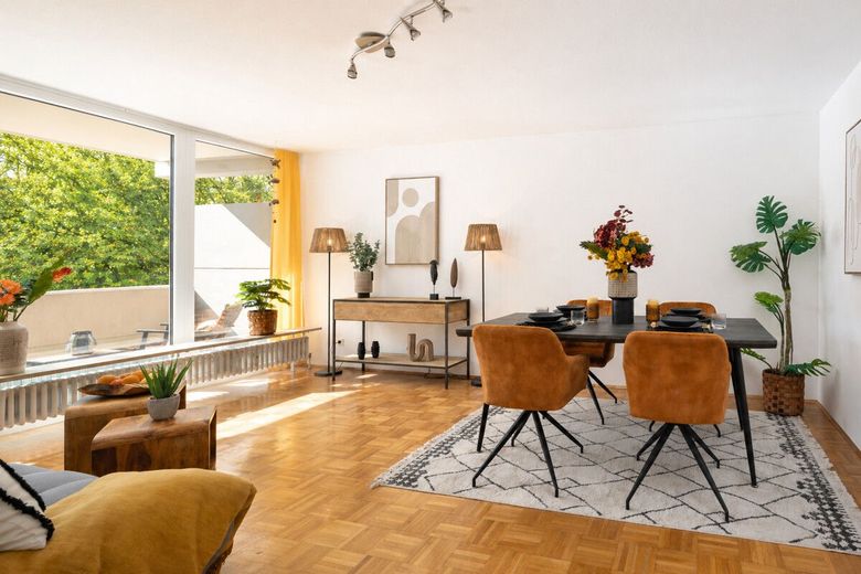 Selten in München: Uneinsehbare Wohnung mit Balkon ins Grüne – Lichtdurchflutetes  Wohnzimmer