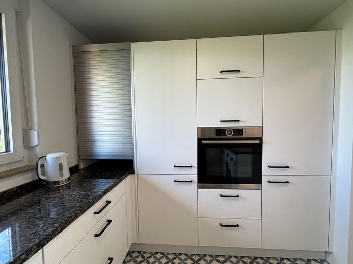 Renovierte 4-ZKB mit Terrasse und Balkon ins Grüne, EBK, 2 Stellplätze – bezugsfrei, provisionsfrei – Küche