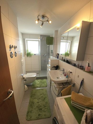 Gepflegte 2-Zimmer-Wohnung mit Balkon und Einbauküche in Leonberg-Gebersheim – Badezimmer_1