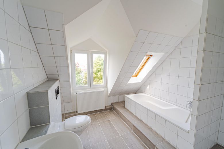 Altbautraum mit 110m² im DG, frisch renoviert, 4-Zimmer, mit neuer EBK und Gartennutzung – Vollbad
