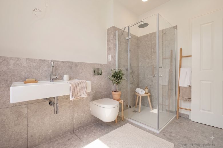 Kernsanierter 3-Zimmer-Altbau in Berlin-Köpenick: Erstbezug mit Wohnküche, Tageslichtbad und Balkon – Tageslichtbad - KI Visualisi
